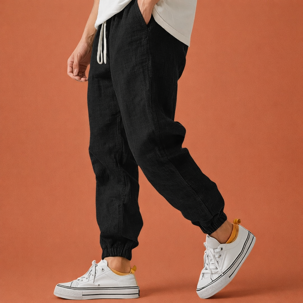 Heren broek in zwart met minimalistisch design, zacht en comfortabel voor casual en stijlvolle outfits.