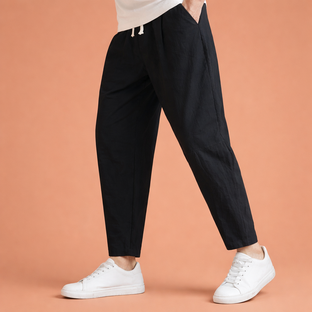 Heren broek in zwart met minimalistisch design, zacht en comfortabel voor casual en stijlvolle outfits.