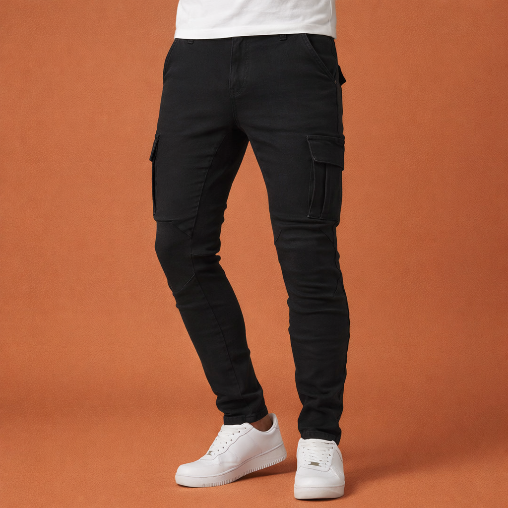 Heren cargo broek in zwart met minimalistisch design, zacht en comfortabel voor casual en stijlvolle outfits.