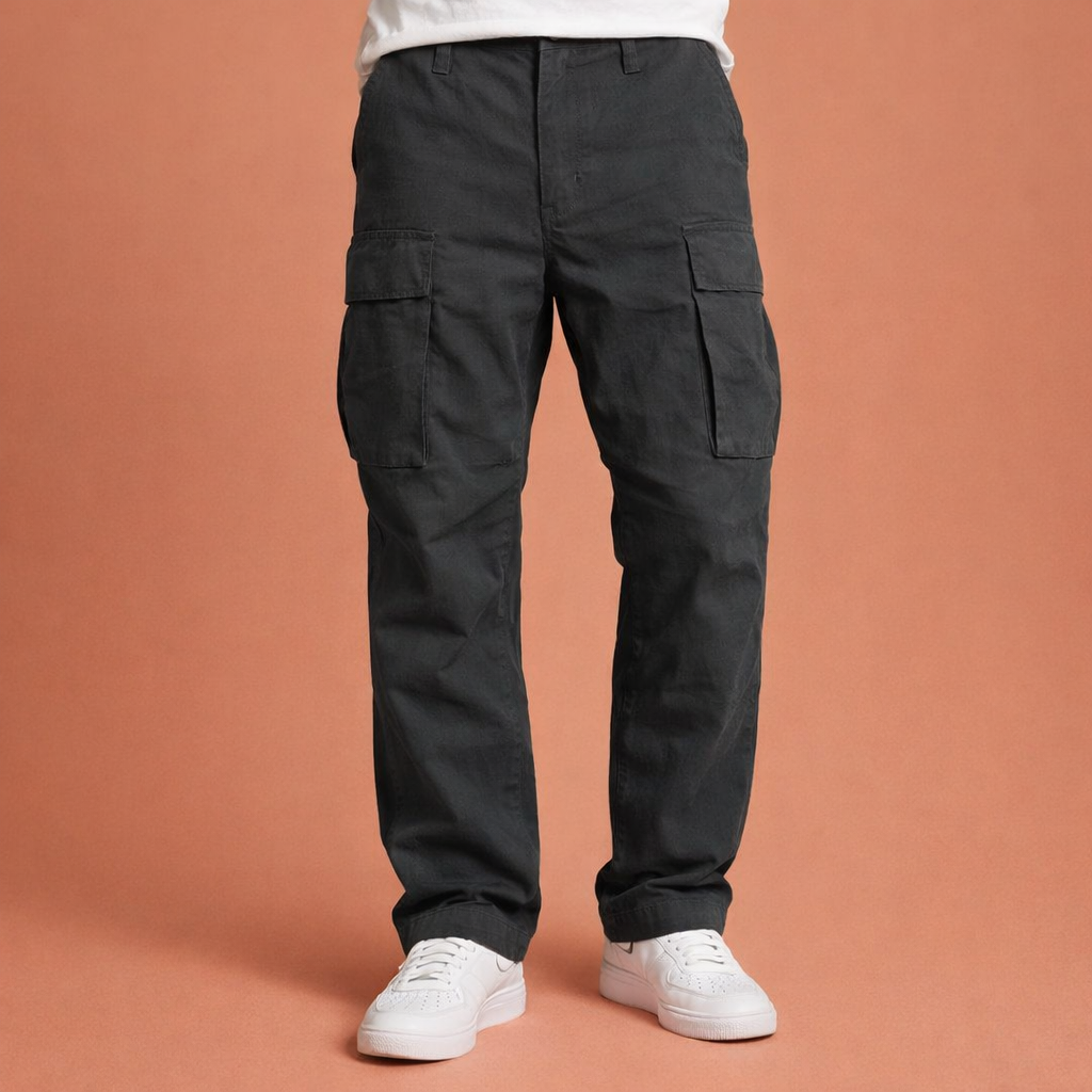 Heren cargo broek in zwart met minimalistisch design, zacht en comfortabel voor casual en stijlvolle outfits.