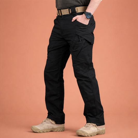 Heren cargo broek in zwart met minimalistisch design, zacht en comfortabel voor casual en stijlvolle outfits.