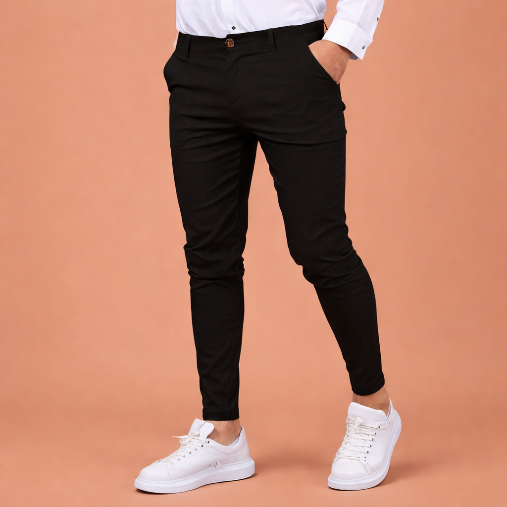 Heren chino broek in zwart met minimalistisch design, zacht en comfortabel voor casual en stijlvolle outfits.