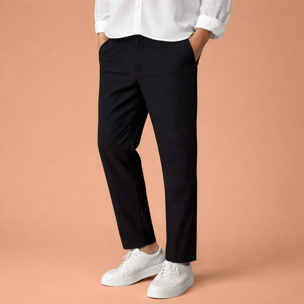Heren corduroy broek in zwart met minimalistisch design, zacht en comfortabel voor casual en stijlvolle outfits.