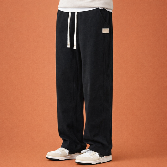 Heren corduroy broek in zwart met minimalistisch design, zacht en comfortabel voor casual en stijlvolle outfits.