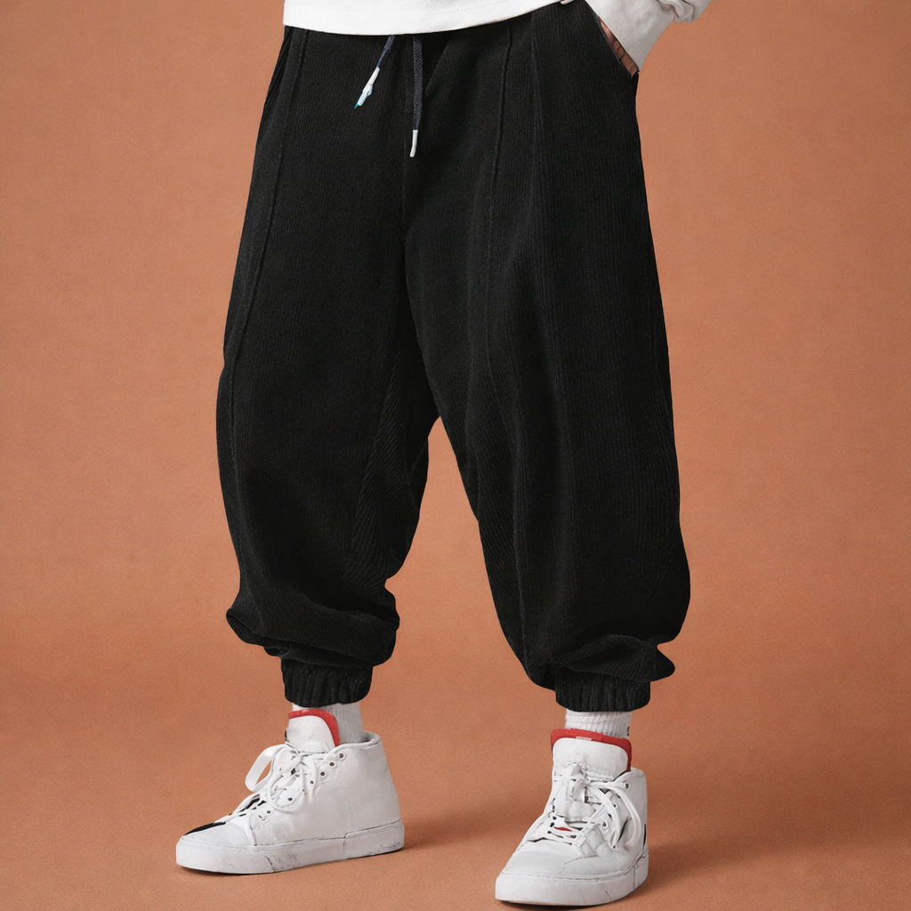 Heren joggerbroek in zwart met minimalistisch design, zacht en comfortabel voor casual en stijlvolle outfits.