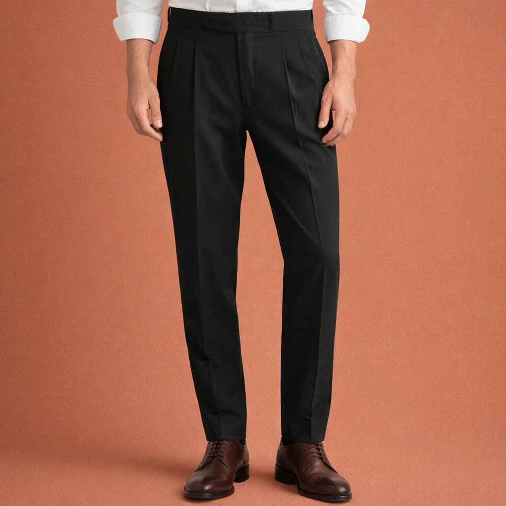 Heren pantalon in zwart met minimalistisch design, comfortabel en stijlvol voor moderne en zakelijke outfits.