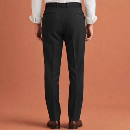 Heren pantalon in zwart met minimalistisch design, comfortabel en stijlvol voor moderne en zakelijke outfits.