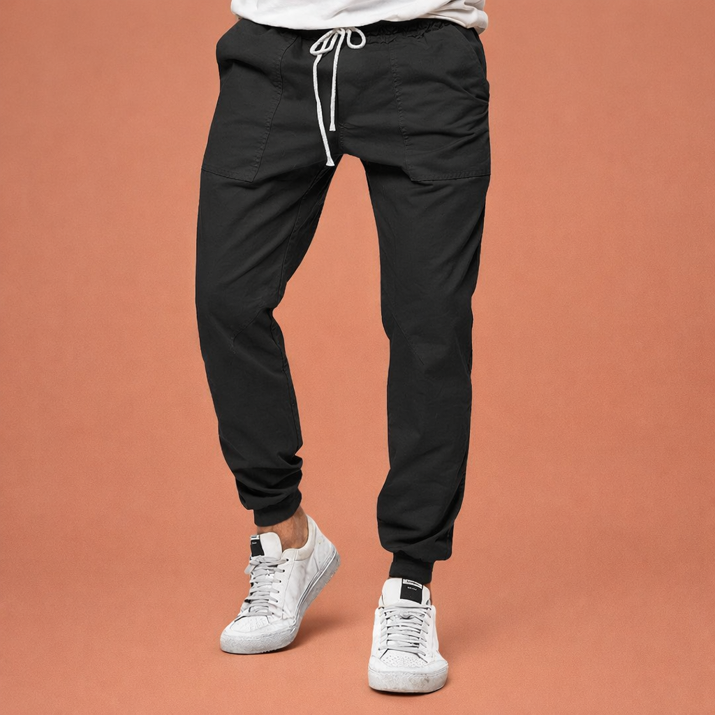 Heren jogger broek in zwart met minimalistisch design, zacht en comfortabel voor casual en stijlvolle outfits.