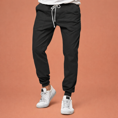 Heren jogger broek in zwart met minimalistisch design, zacht en comfortabel voor casual en stijlvolle outfits.