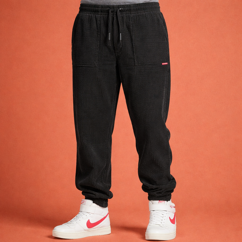 Heren joggingbroek in zwart met minimalistisch design, zacht en comfortabel voor casual en stijlvolle outfits.
