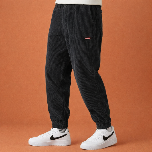 Heren joggingbroek in zwart met minimalistisch design, zacht en comfortabel voor casual en stijlvolle outfits.