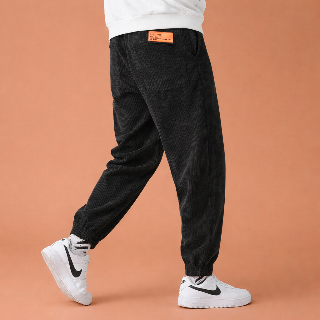 Heren joggingbroek in zwart met minimalistisch design, zacht en comfortabel voor casual en stijlvolle outfits.