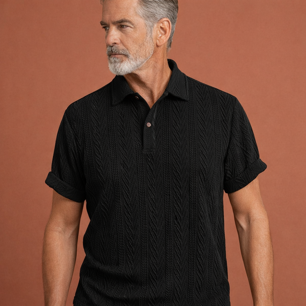 Heren polo in zwart met minimalistisch design, zacht en comfortabel voor casual en stijlvolle outfits.