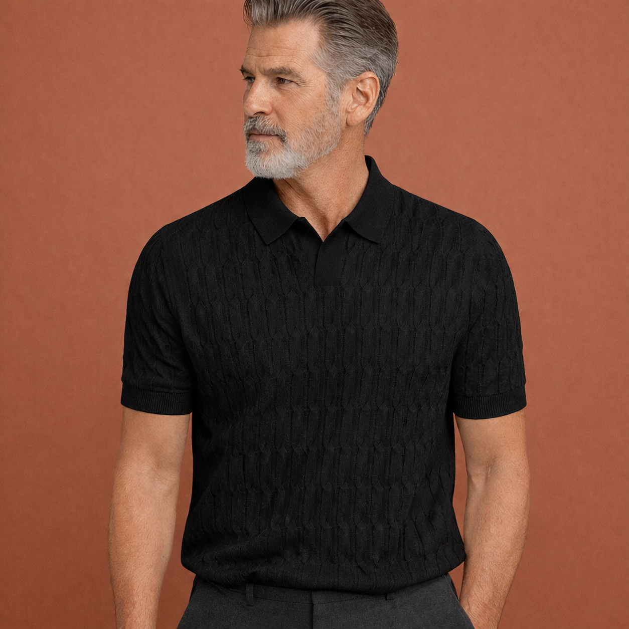 Heren polo in zwart met minimalistisch design, zacht en comfortabel voor casual en stijlvolle outfits.