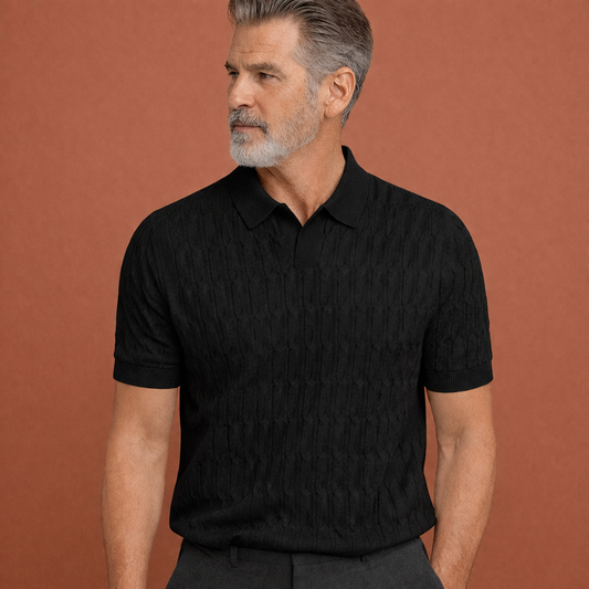 Heren polo in zwart met minimalistisch design, zacht en comfortabel voor casual en stijlvolle outfits.