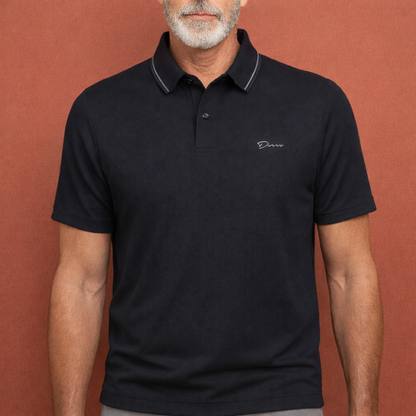 Heren polo in zwart met minimalistisch design, zacht en comfortabel voor casual en stijlvolle outfits.