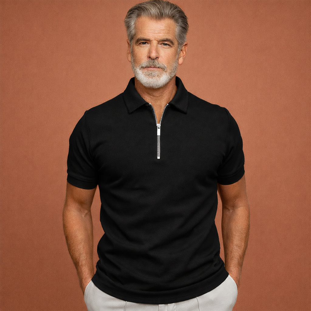Heren polo in zwart met minimalistisch design, zacht en comfortabel voor casual en stijlvolle outfits.