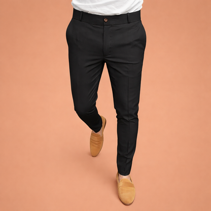 Heren broek in zwart met minimalistisch design, zacht en comfortabel voor casual en stijlvolle outfits.