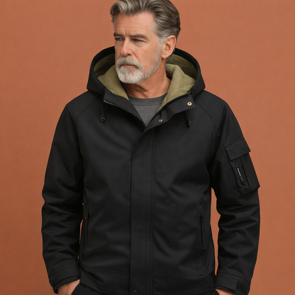 Zwarte herenjas met capuchon en ritszakken, comfortabele pasvorm voor dagelijks gebruik in herfst en winter.