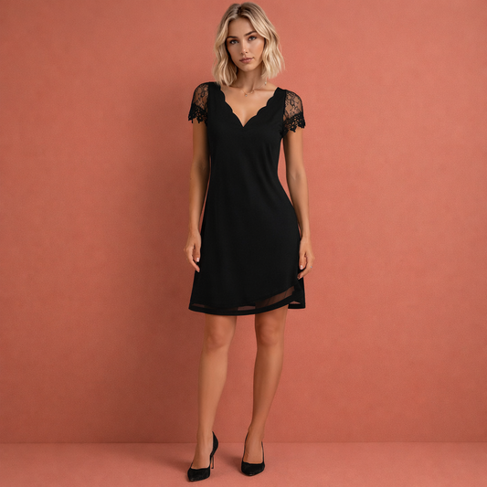 Dames mini-jurk in zwart met minimalistisch design, zacht en comfortabel voor casual en stijlvolle outfits.