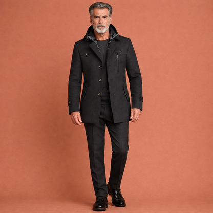 Zwarte lange herenjas met stijlvolle kraag en slim fit pasvorm, ideaal voor koude dagen en formele gelegenheden.
