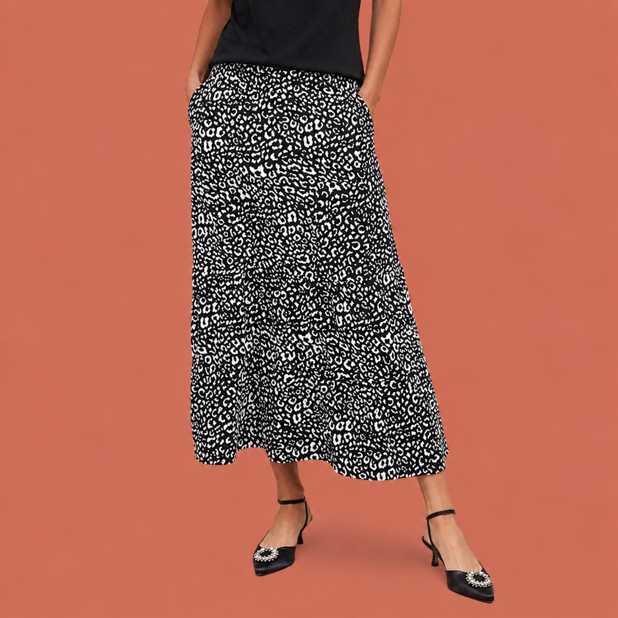 Dames lange rok in zwart met print design, zacht en comfortabel voor casual en stijlvolle outfits.