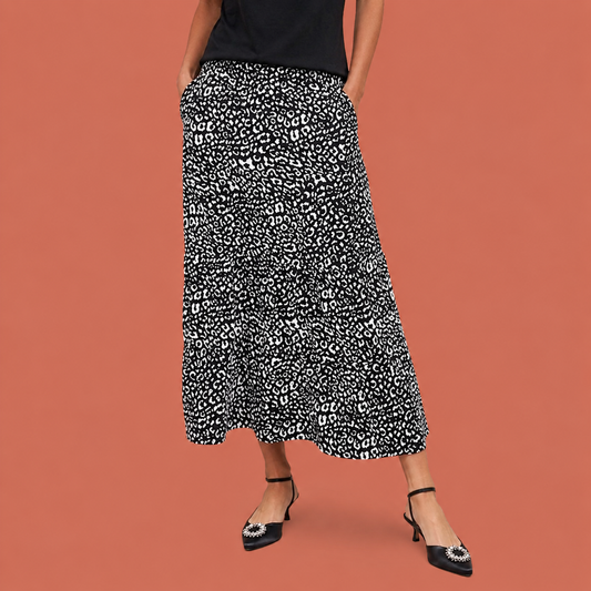 Dames lange rok in zwart met print design, zacht en comfortabel voor casual en stijlvolle outfits.