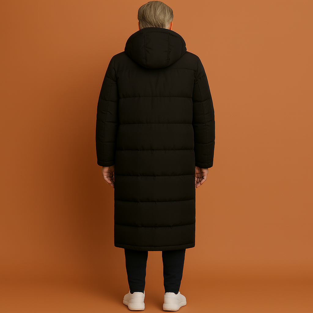 Zwarte lange winterjas voor heren met capuchon en ritssluiting, geschikt voor koude dagen en dagelijks gebruik.