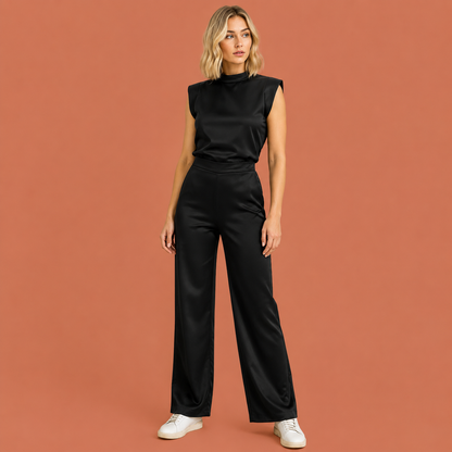 Dames jumpsuit in zwart met minimalistisch design, zacht en comfortabel voor casual en stijlvolle outfits.