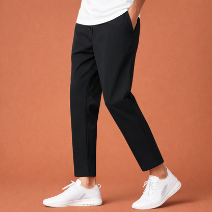 Heren broek in zwart met minimalistisch design, zacht en comfortabel voor casual en stijlvolle outfits.