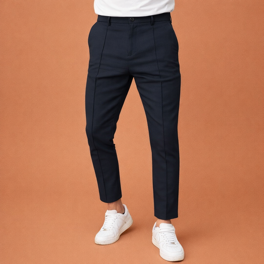 Heren broek in zwart met minimalistisch design, zacht en comfortabel voor casual en stijlvolle outfits.