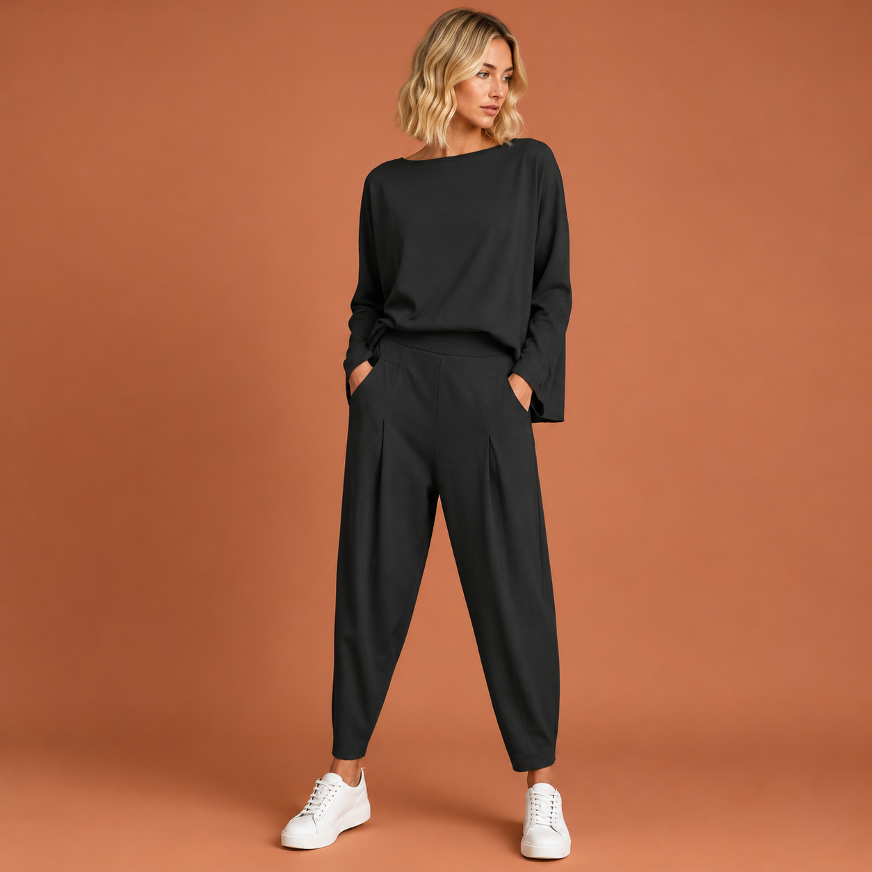 Dames sportieve set in zwart met minimalistisch design, zacht en comfortabel voor casual en stijlvolle outfits.