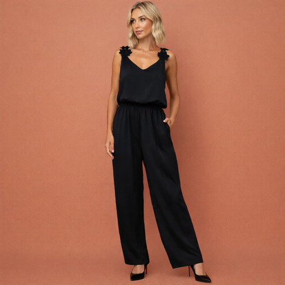 Zwarte stijlvolle dames jumpsuit met een flatterende pasvorm, ideaal voor feestelijke gelegenheden en een avond uit.