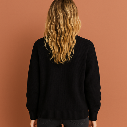 Zwarte stijlvolle dames sweater met moderne pasvorm, ideaal voor casual en elegante outfits in de herfst en winter.