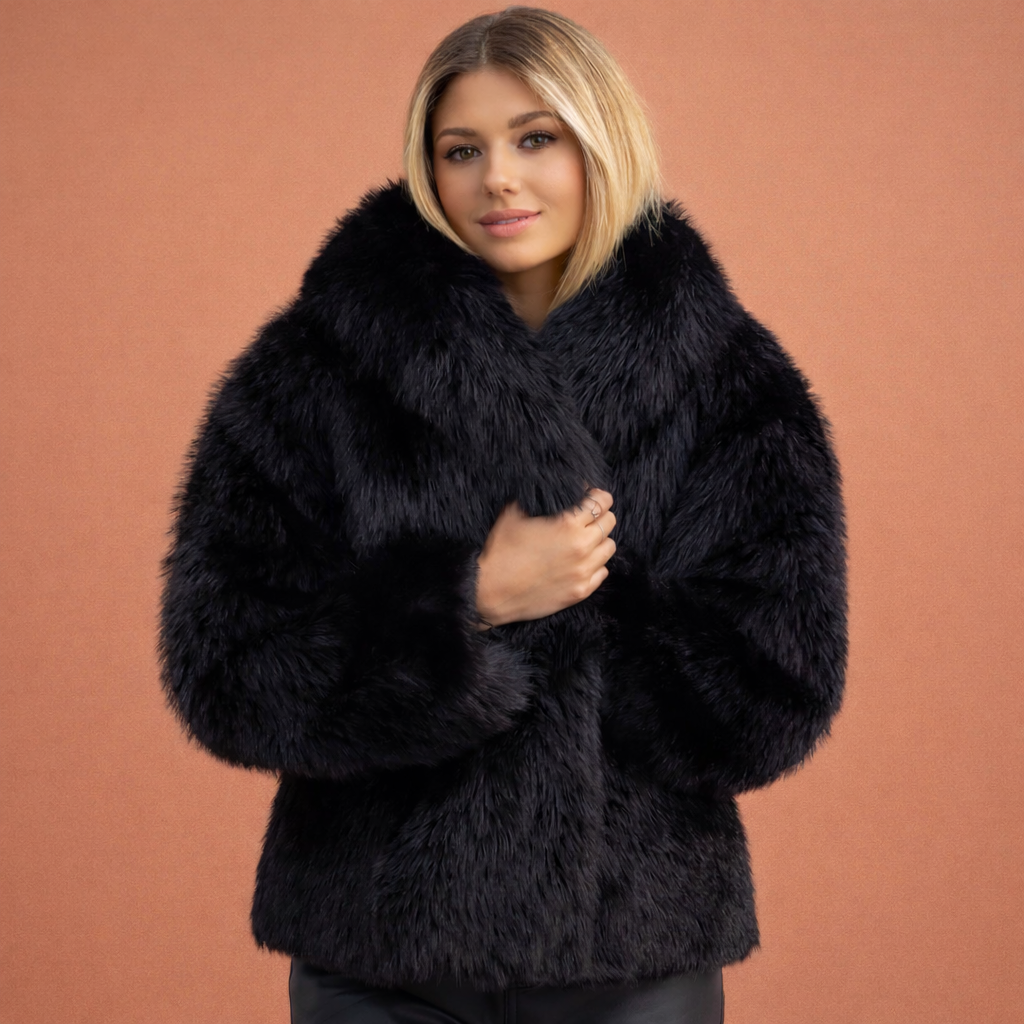 Zwarte stijlvolle warme jas voor dames met comfortabele pasvorm en tijdloze uitstraling, ideaal voor herfst en winter.