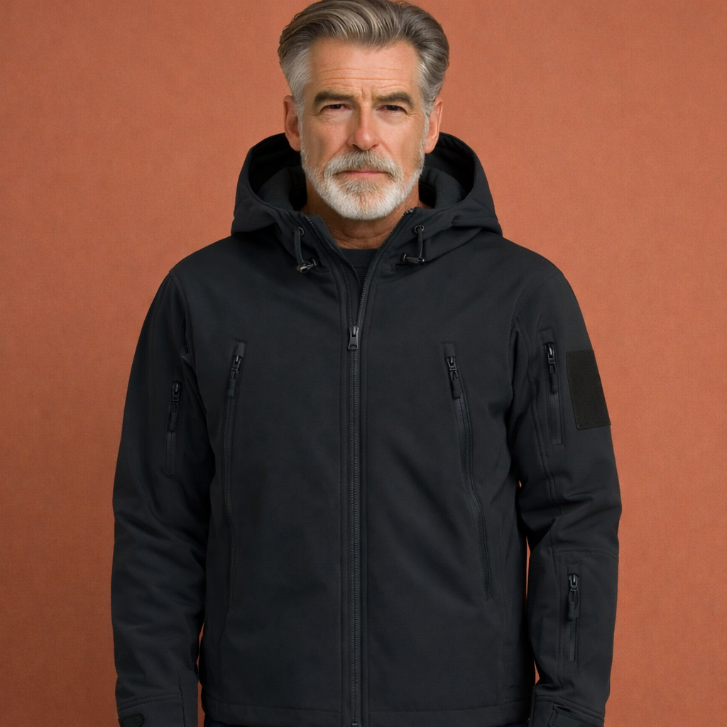 Zwarte tactische jas voor heren met verstelbare capuchon en ritssluiting, geschikt voor dagelijks gebruik en outdoor activiteiten.