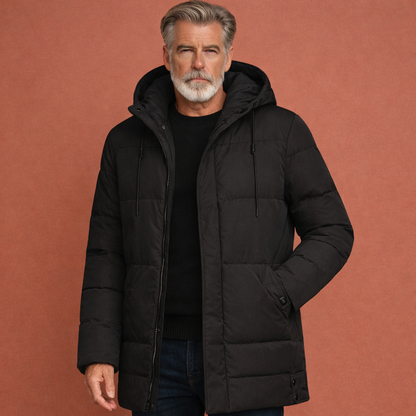 Zwarte heren winterjas met capuchon en comfortabele pasvorm, geschikt voor dagelijks gebruik op koude dagen.