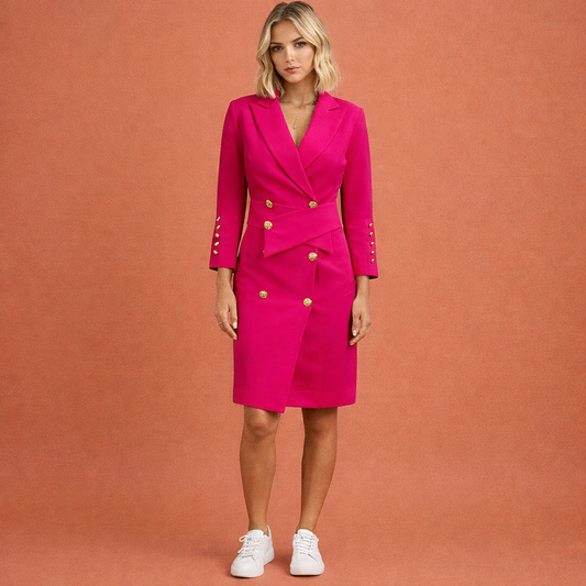 Dames midi jurk in roze met minimalistisch design, zacht en comfortabel voor casual en stijlvolle outfits.